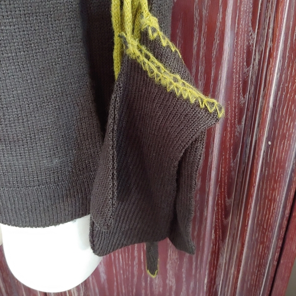 Woman's sweater and mitts set - Picture 5 of 5